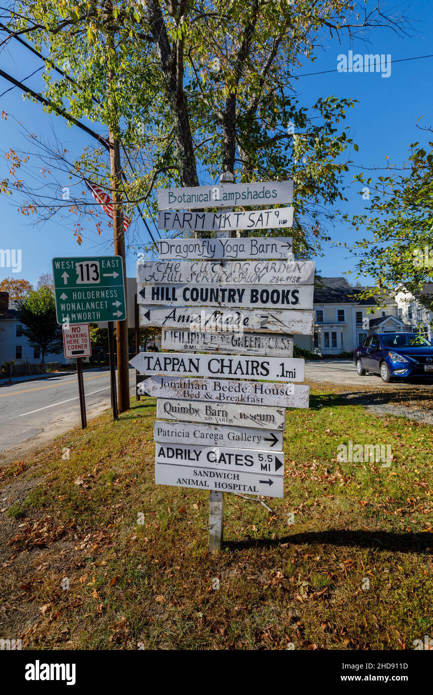Schild mit Wegbeschreibungen zu lokalen Einrichtungen in Centre Sandwich, einem Dorf in New Hampshire, New England, USA Stockfoto