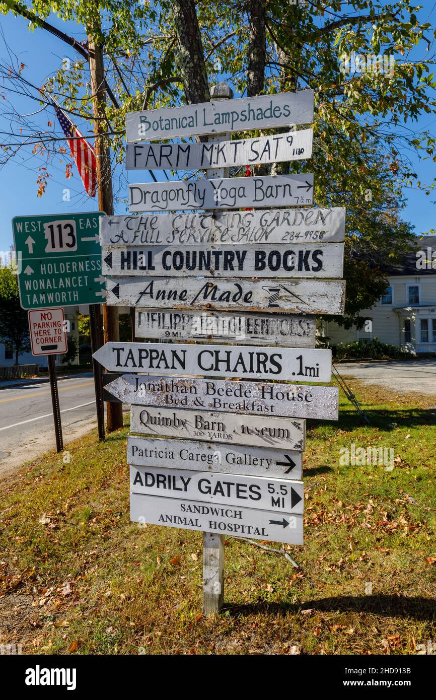 Schild mit Wegbeschreibungen zu lokalen Einrichtungen in Centre Sandwich, einem Dorf in New Hampshire, New England, USA Stockfoto