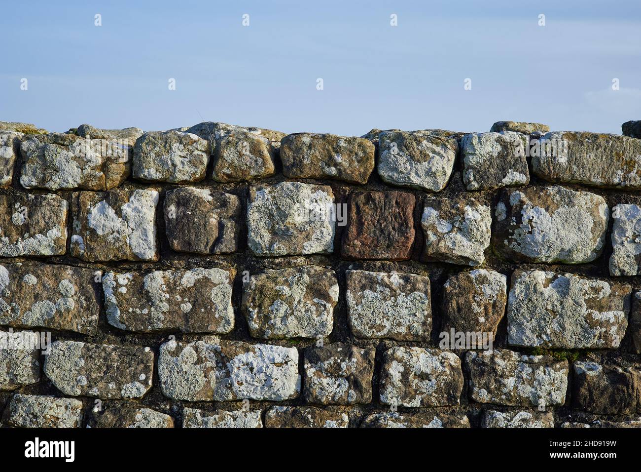 Hadrians Mauer, eine beeindruckende Mauer, die von den Römern über den Gipfel Englands errichtet wurde Stockfoto