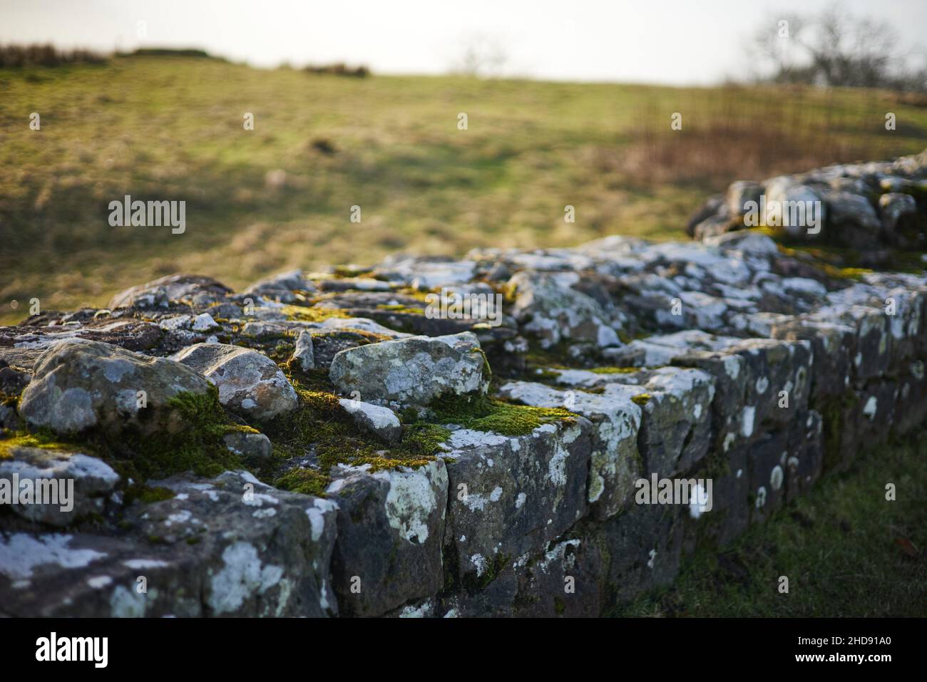 Hadrians Mauer, eine beeindruckende Mauer, die von den Römern über den Gipfel Englands errichtet wurde Stockfoto