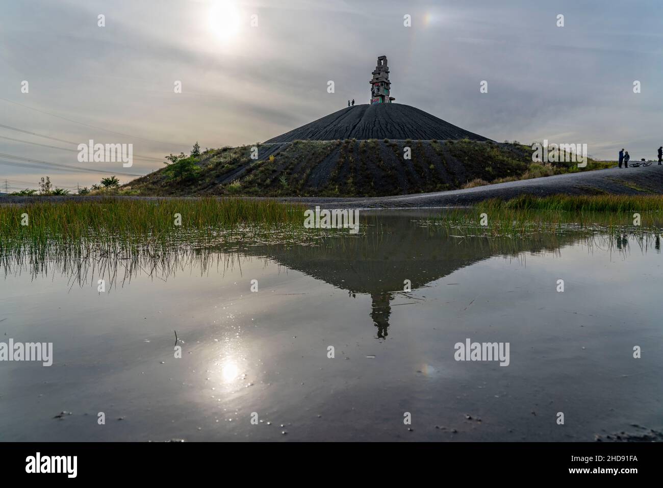 Rheinelbe-Schlammhaufen in Gelsenkirchen, 100 Meter hoher Bergestapel, Landschaftspark, mit der Skulptur Himmelsleiter, aus Betonteilen des for Stockfoto