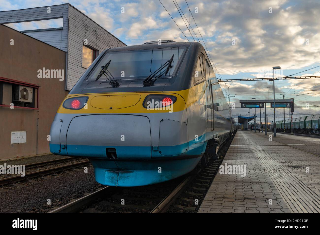 Elektrischer Mehrzugzug in Plana U Marianskych Lazni Bahnhof im Herbst bewölkt Abend Stockfoto