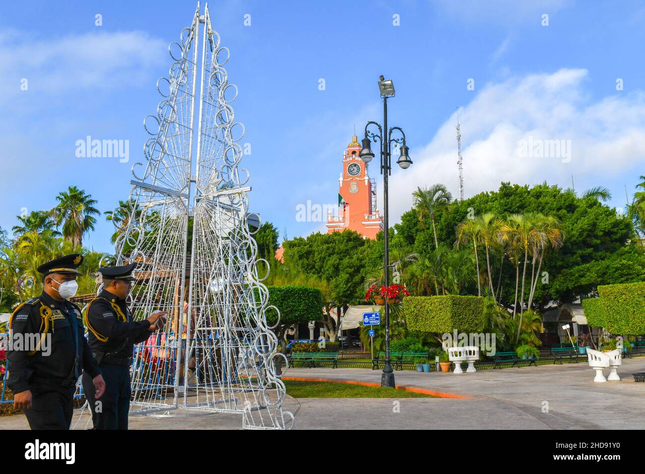 Nationalgarde nach der Anhebung der Flagge von Merida, Plaza Grande, Merida Mexiko, Pandemie Covid-19 Stockfoto