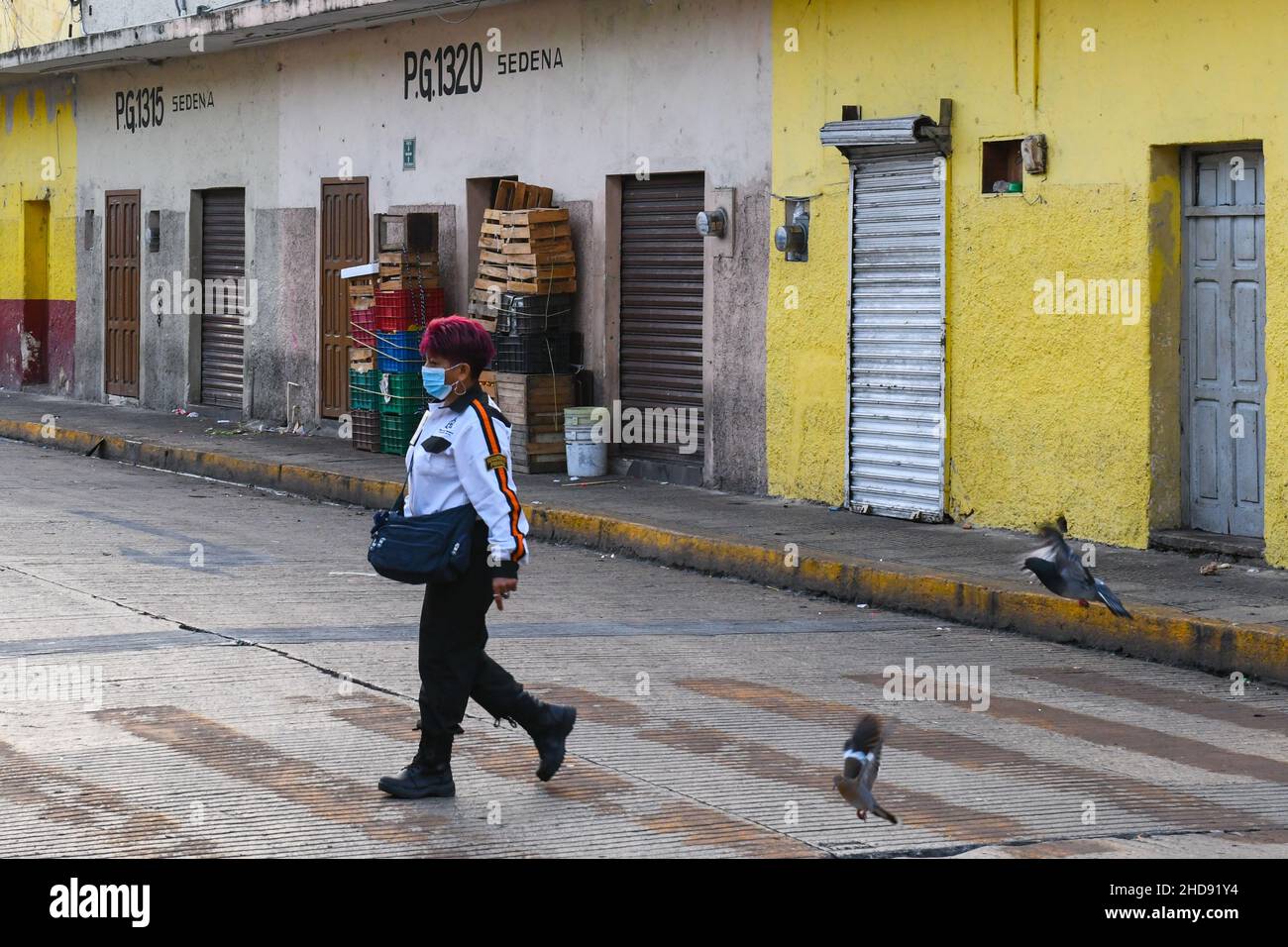 Frau mit Gesichtsmaske beim Spaziergang im Centro Merida, Mexiko, während der Pandemie Covid-19 Stockfoto