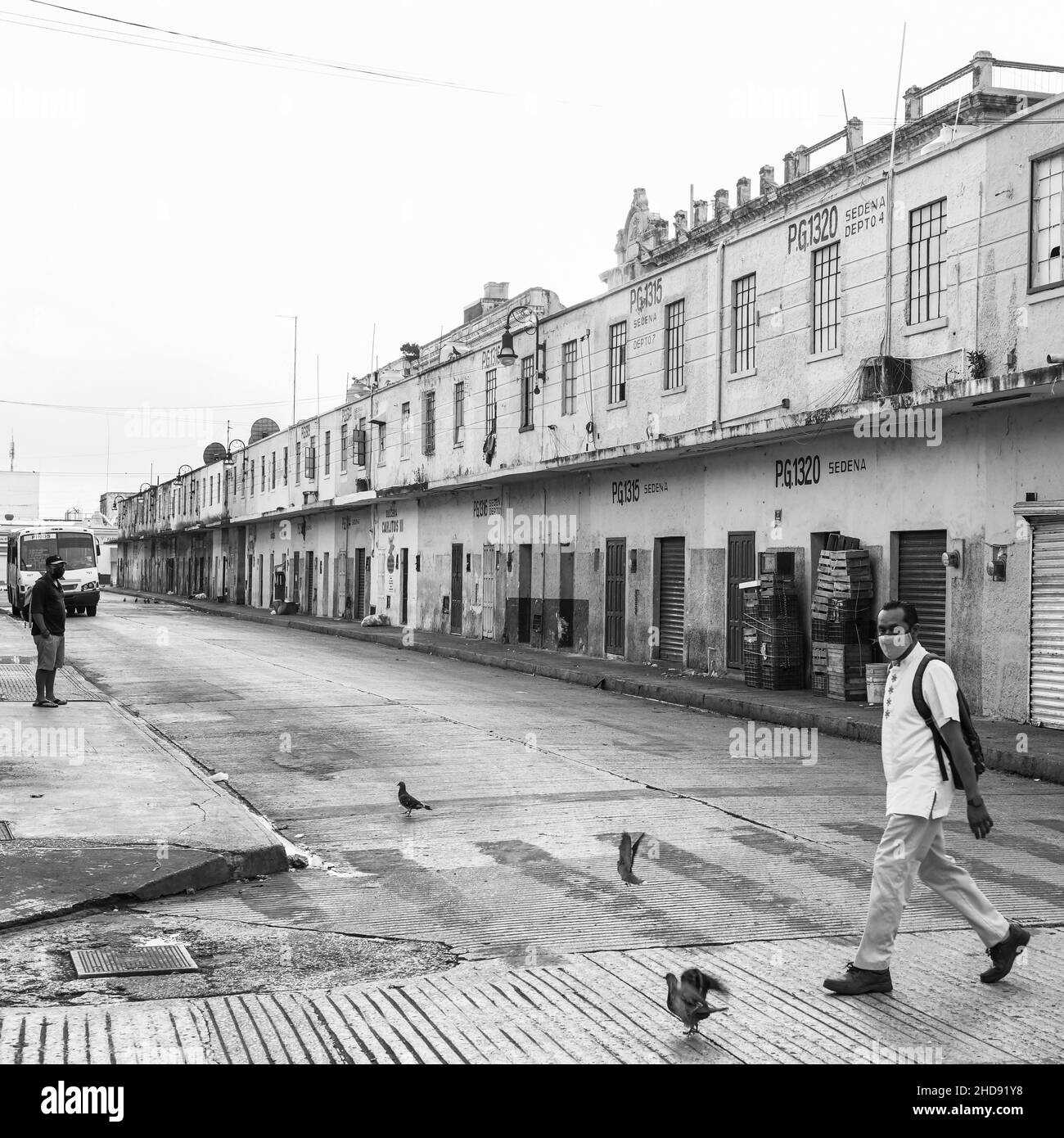 Mann mit Gesichtsmaske, der während der Pandemie von Covid-19 in Centro, Merida, Mexiko, unterwegs ist Stockfoto