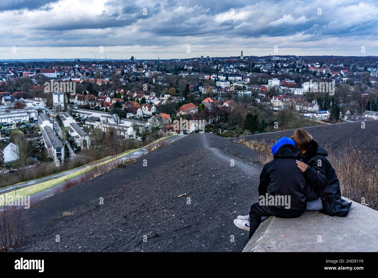 Blick vom Rungenberg-Schlackenhaufen über den Landkreis Buer, Junges Paar, wurde die ehemalige Bergarbeitersiedlung Schüngelberg Siedlung teilweise saniert Stockfoto