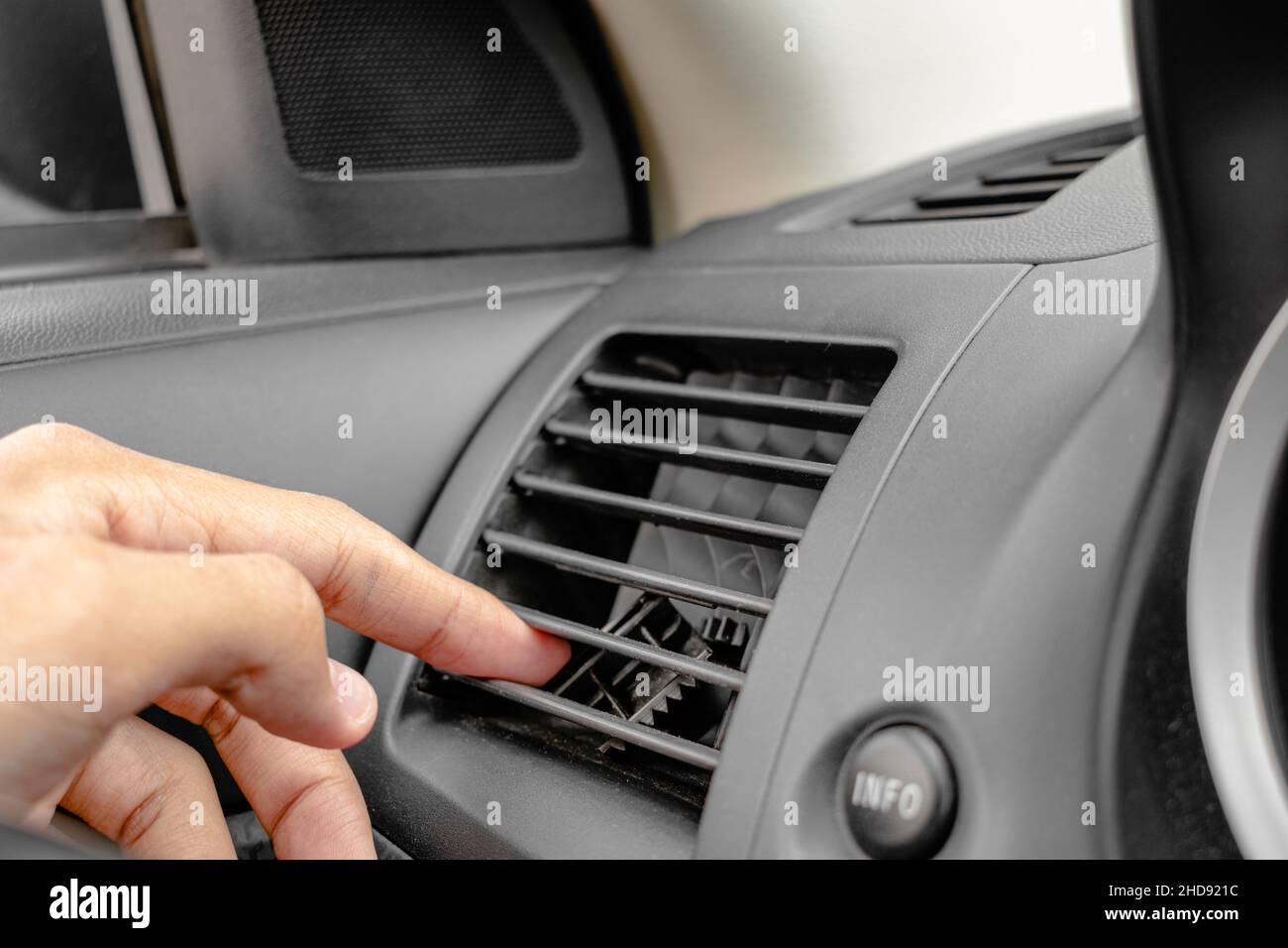hand, die klimaanlage im auto überprüft 13028395 Stock-Photo bei