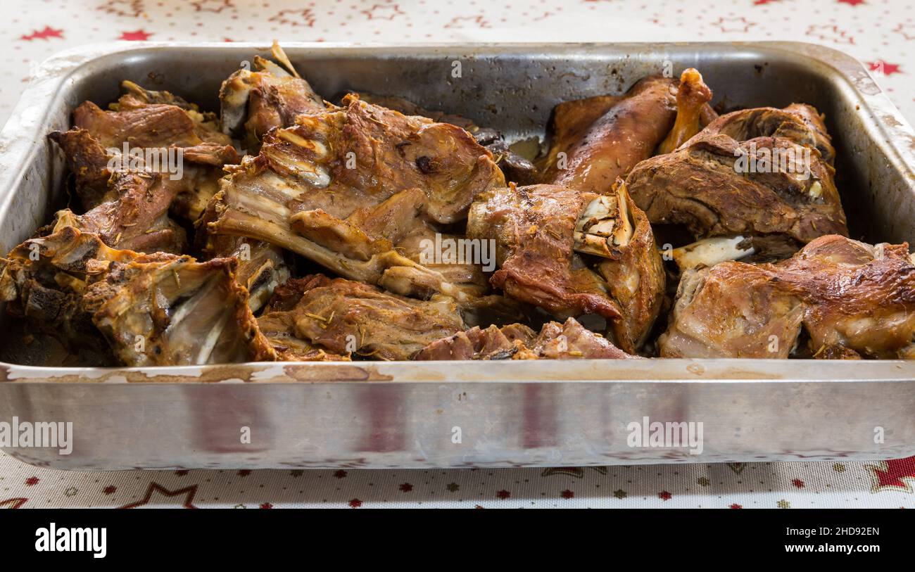 Hausgemachter gebratener Ziegenling oder geröstetes Kind „cabrito assado“, fertig zum Essen. Typisch portugiesisches Gericht Stockfoto