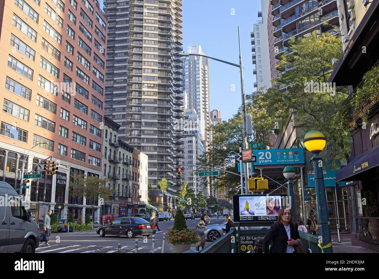 New York, NY, USA - 4. Januar 2022: Blick nach oben auf die Third Avenue und die E 60th St mit Wohnhäusern, Straßenverkehr und lokalem U-Bahn-Eingang Stockfoto