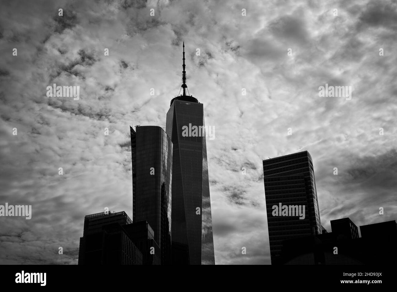 New York, NY, USA - 4. Jan 2022: Ein Welthandelszentrum an einem bewölkten Tag in einem Schwarz-Weiß-Bild Stockfoto