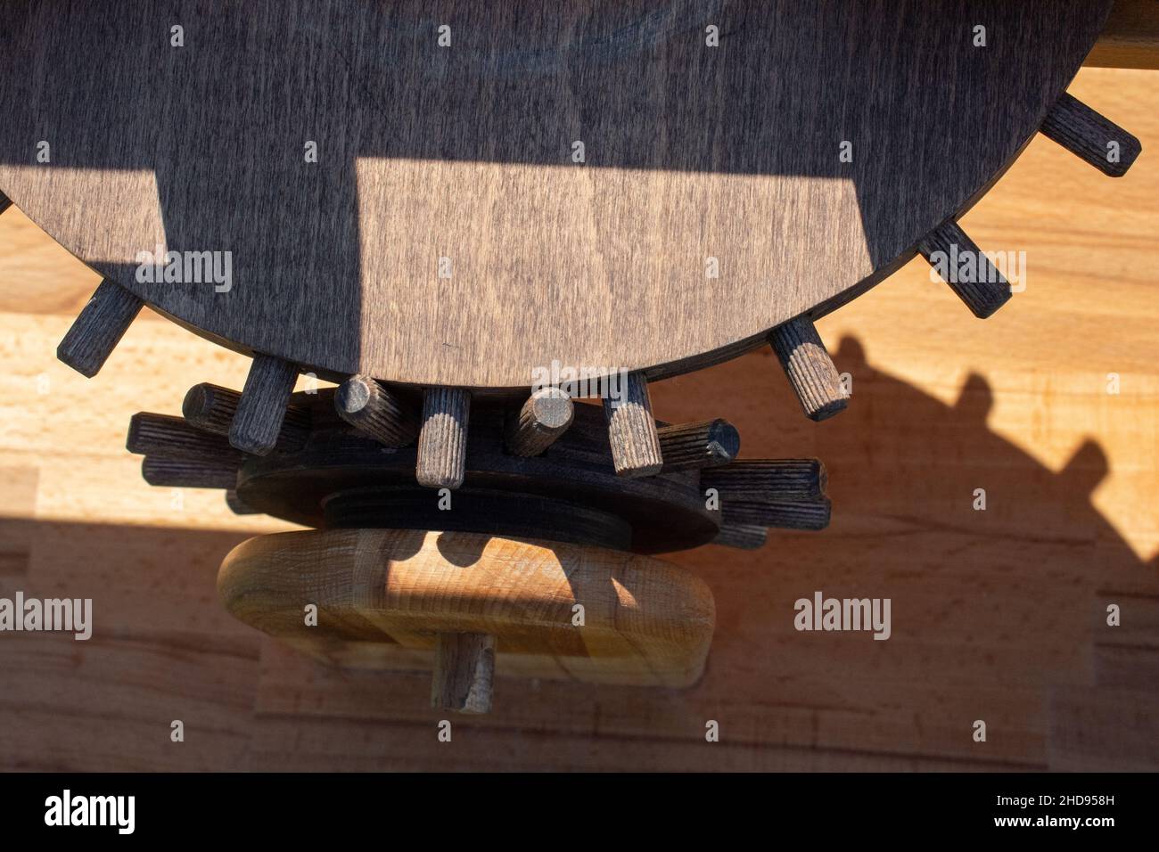 Nahaufnahme eines hölzernen Zahnrades unter Sonnenlicht Stockfoto