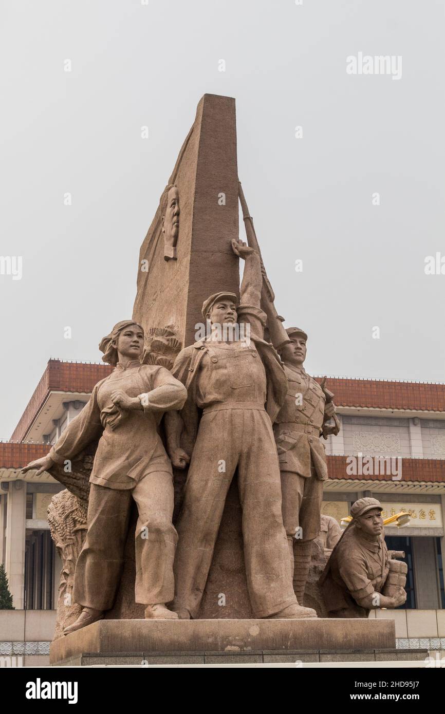 PEKING, CHINA - 27. AUGUST 2018: Arbeiterstatue am Mausoleum von Mao Zedong in Peking, China Stockfoto