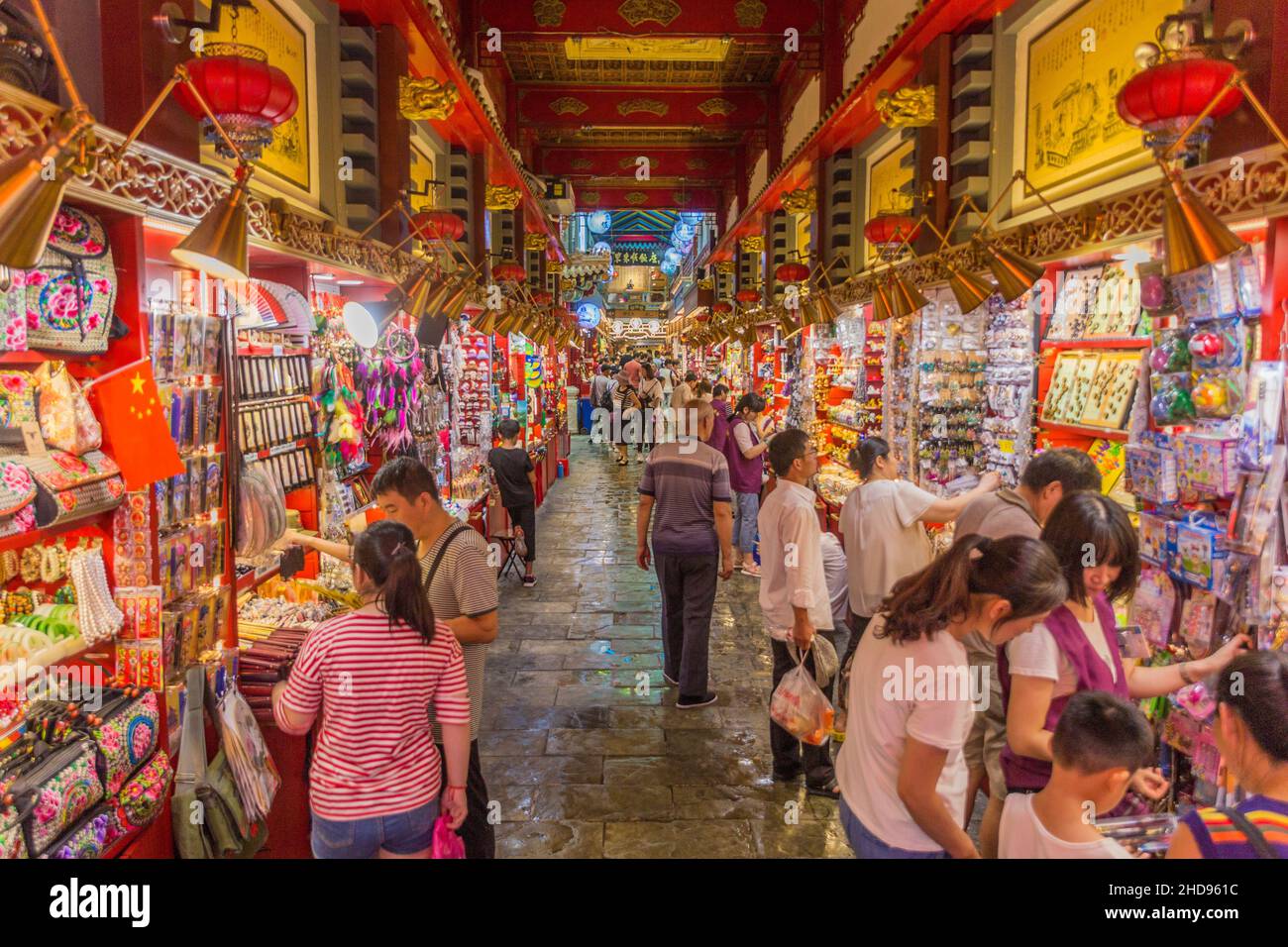 PEKING, CHINA - 27. AUGUST 2018: Einkaufszentrum in Qianmen in Peking, China Stockfoto