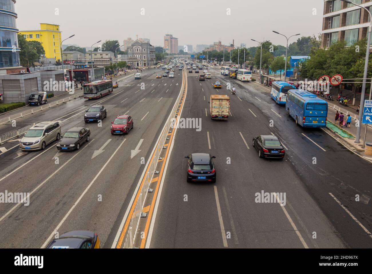 PEKING, CHINA - 27. AUGUST 2018: Blick auf die Zhushikou-Straße in Peking, China Stockfoto