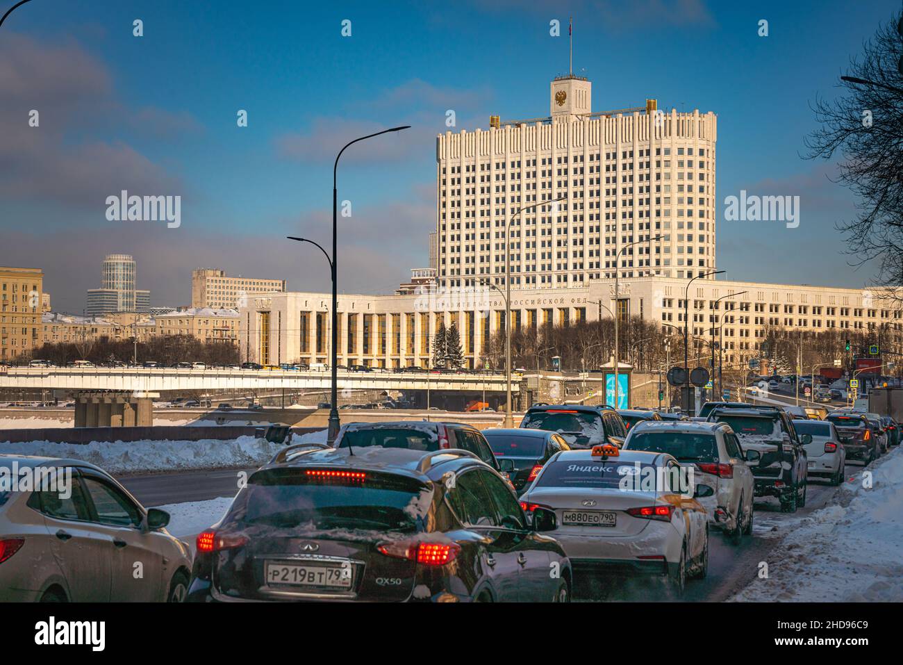 Moskau, Russland - 15. Februar 2020: Stau am Smolenskaja-Damm vor dem Gebäude der russischen Regierung an einem schönen Wintertag Stockfoto