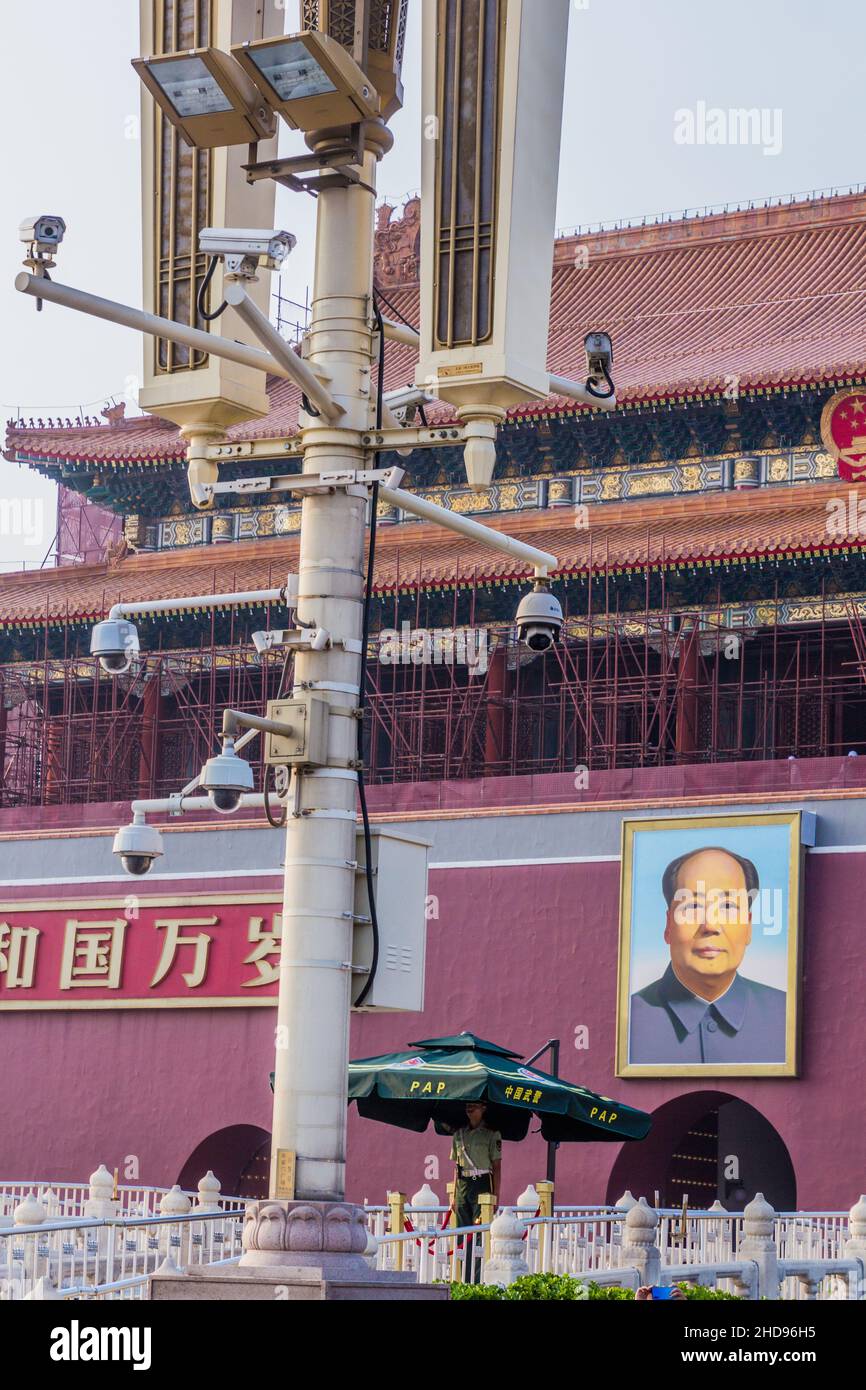 PEKING, CHINA - 28. AUGUST 2018: Überwachungskameras vor dem Tor des Himmlischen Friedens in Peking Stockfoto