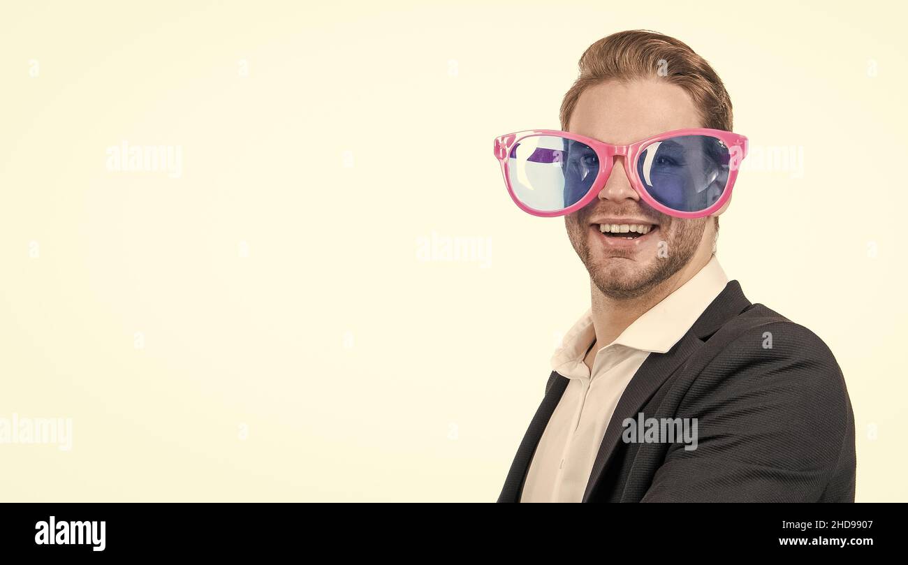 Arbeiten den ganzen Tag Party die ganze Nacht. Fröhlicher Mann trägt lustige Gläser. Firmenfeier. Arbeitsfeier Stockfoto