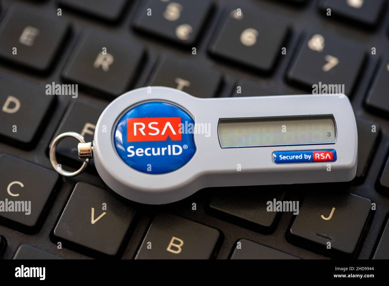 Timisoara, Rumänien - 20. Juni 2021: Nahaufnahme eines RSA SecurID-Tokens auf einem Holztisch, SID700 Stockfoto