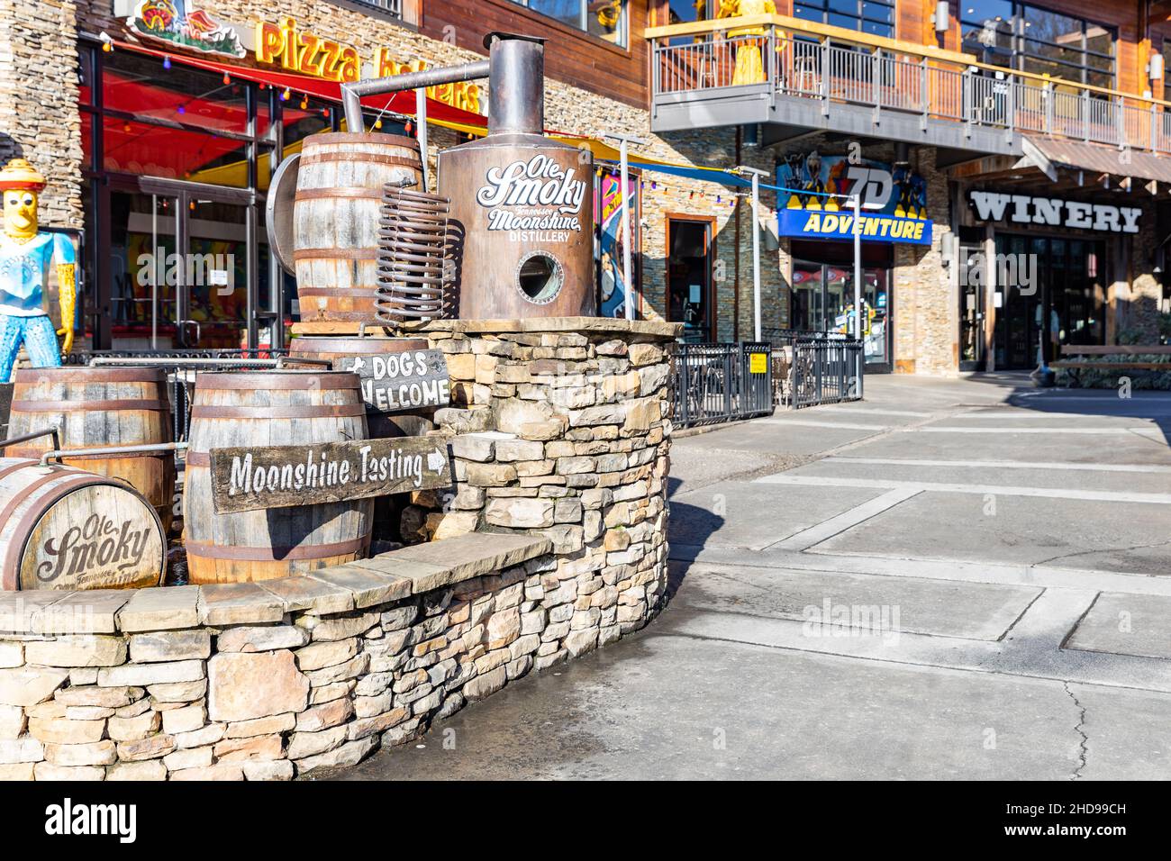 Die Ole Smoky Distillery befindet sich in der Innenstadt von Gatlinburg und bietet die ursprüngliche Brennerei-Lage der beliebten Moonshine-Marke. Stockfoto