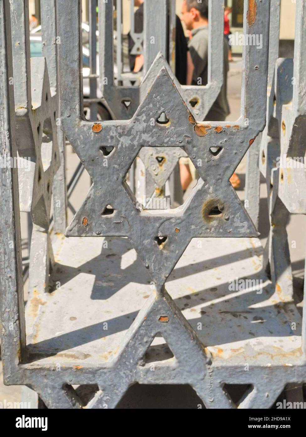 Der Davidstern an den rostigen Toren der Synagoge in der Dohány Straße, auch bekannt als Tabakgasse-Synagoge, Erzsébetváros, Budapest, Ungarn. Stockfoto