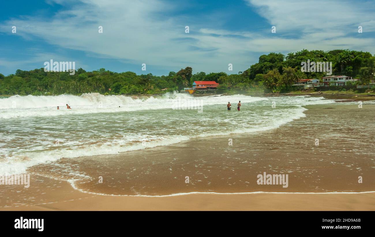 Surfen und Strand in Costa Rica, Mittelamerika. Stockfoto