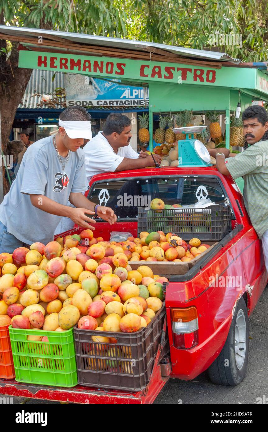 Ein Straßenmarkt in der Innenstadt von Puerto Limon, Costa Rica, Mittelamerika. Stockfoto