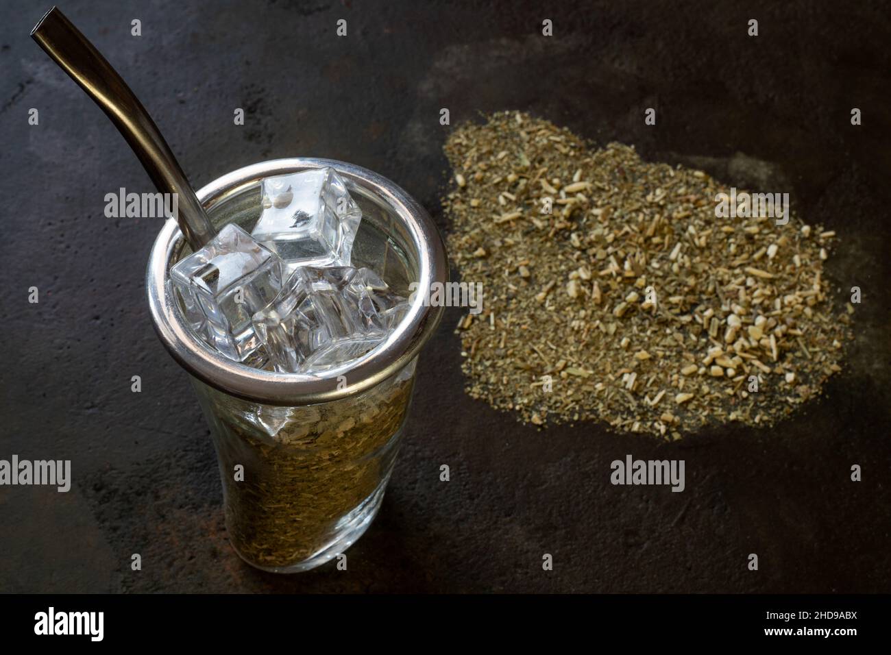 Gefrorene terere Yerba Mate in Glasmaterial mit Form von Uruguay von Yerba Mate hergestellt Stockfoto