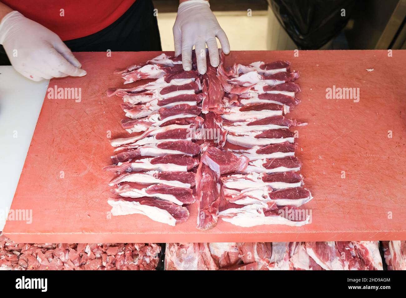 Lammfleisch mit Thong-Lammfleisch, fertig zum Verkauf in der Metzgerei. Draufsicht. Lebensmittelkonzept. Stockfoto