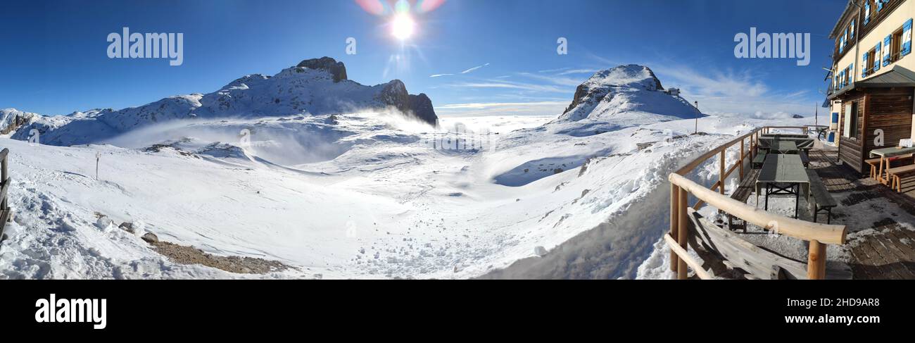 Atemberaubende dolomitenlandschaft auf der Cima Roda und der Cima Rosetta von der Rosetta Hütte aus gesehen, während der Wintersaison und der verschneiten Landschaft Stockfoto