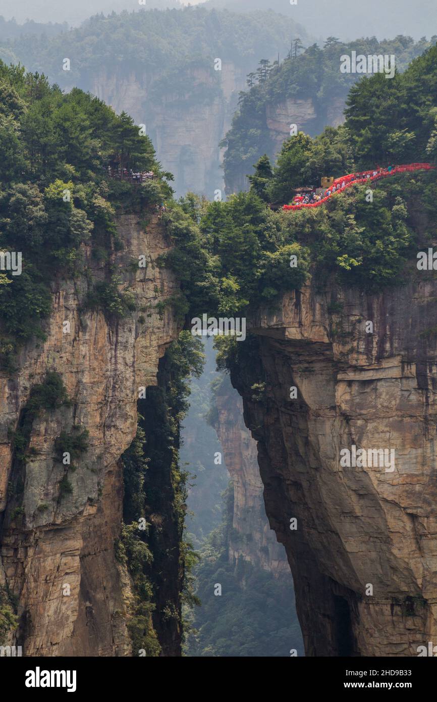 Natürliche Felsbrücke in Wulingyuan Scenic and Historic Interest Area im Zhangjiajie National Forest Park in der Provinz Hunan, China Stockfoto