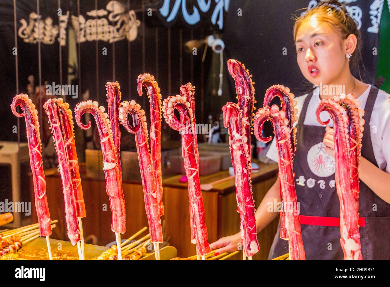 CHONGQING, CHINA - 17. AUGUST 2018: Tintenfisch-Spieße Stand in der alten Stadt Ciqikou, China Stockfoto
