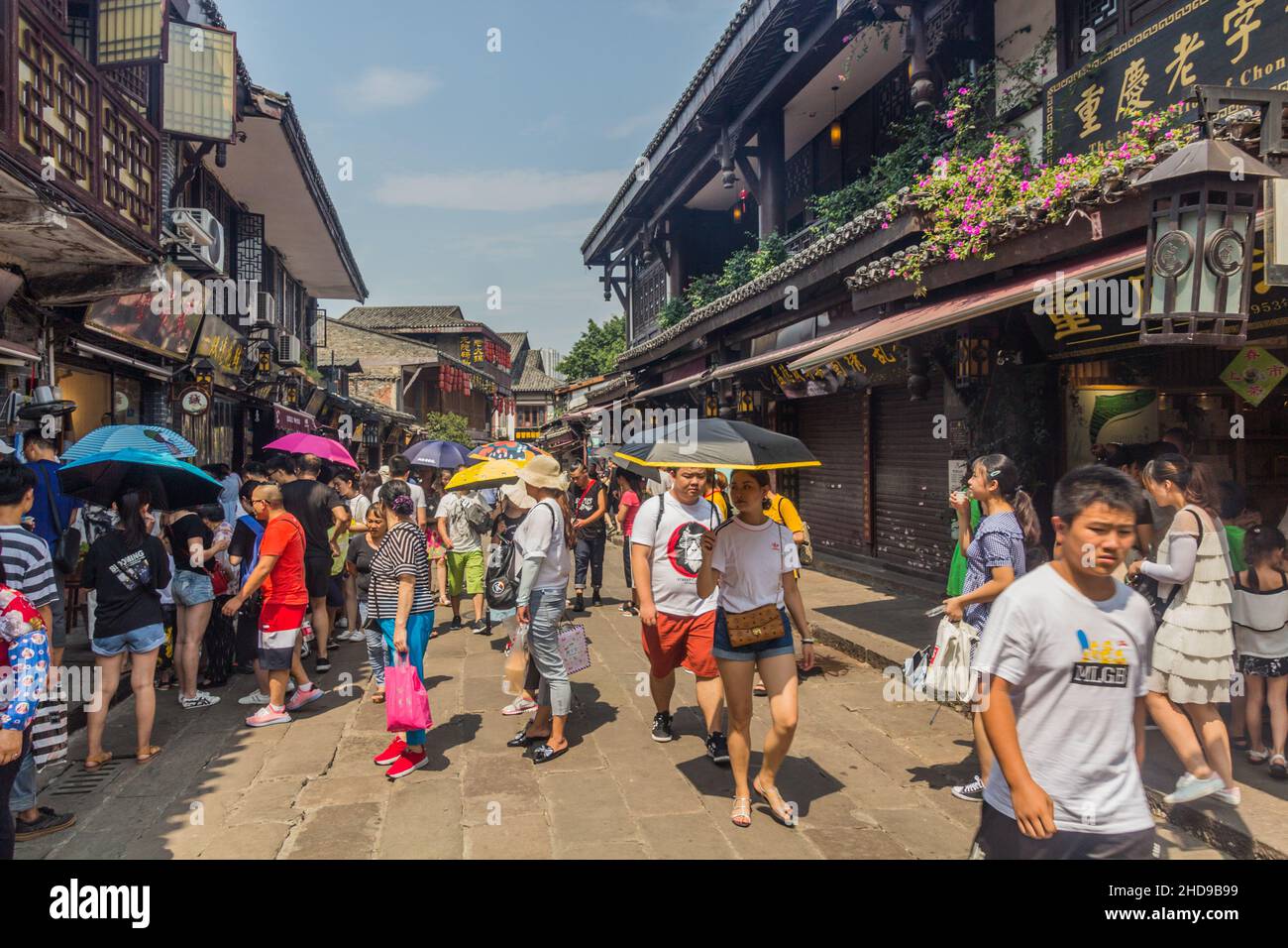 CHONGQING, CHINA - 17. AUGUST 2018: Überfüllte Straße in der Altstadt von Ciqikou, China Stockfoto