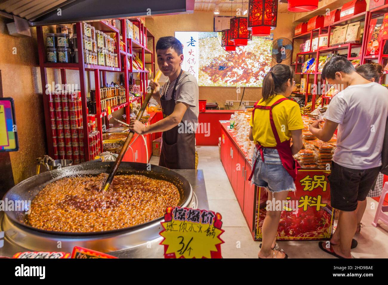 CHONGQING, CHINA - 17. AUGUST 2018: Süßwarenhersteller in der antiken Stadt Ciqikou, China Stockfoto
