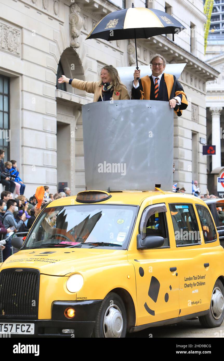 Die London Taxi Drivers Charity for Children, die an der Lord Mayor's Show 2021 im Herzen der City of London, Großbritannien, teilnehmen Stockfoto