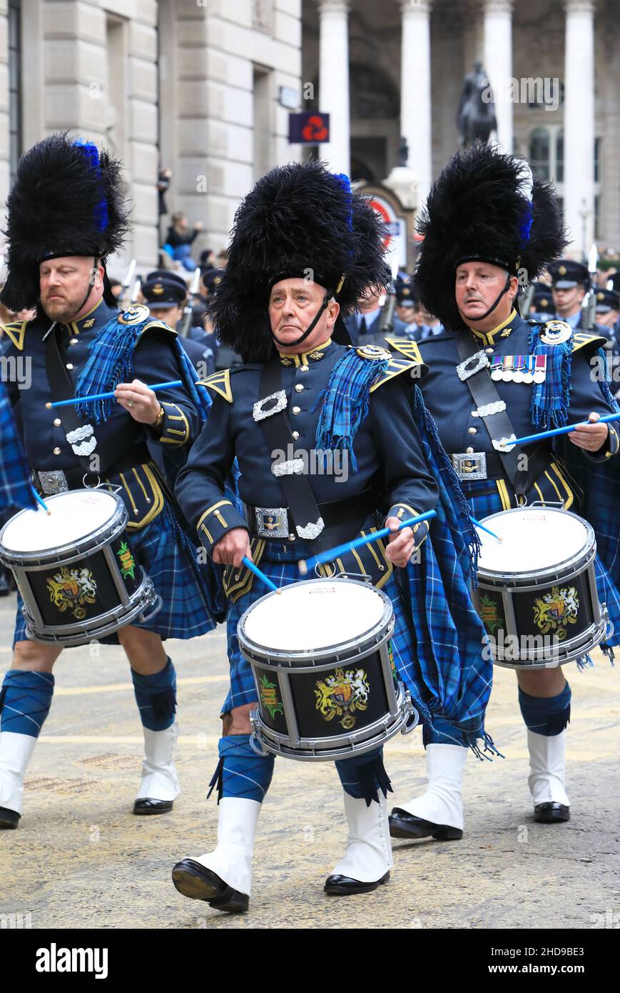 Die Royal Air Force Pipes & Drums, die an der Lord Mayors Parade 2021 auf Cornhill im Herzen der City of London, Großbritannien, teilnehmen Stockfoto