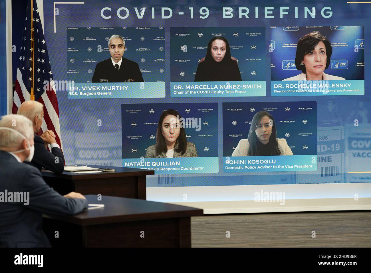 Washington, Usa. 04th Januar 2022. US-Präsident Joe Biden spricht beim Treffen mit Mitgliedern des Covid-19 Response Teams des Weißen Hauses am Dienstag, den 4. Januar 2022, im Eisenhower Executive Office Building in Washington, DC. Die USA haben am Montag mehr als 1 Millionen Menschen zu ihrer Covid-19-Fallzahl hinzugefügt, obwohl die Omicron-Variante für geimpfte Personen weniger schwerwiegend zu sein scheint. Foto von Ting Shen/UPI Credit: UPI/Alamy Live News Stockfoto