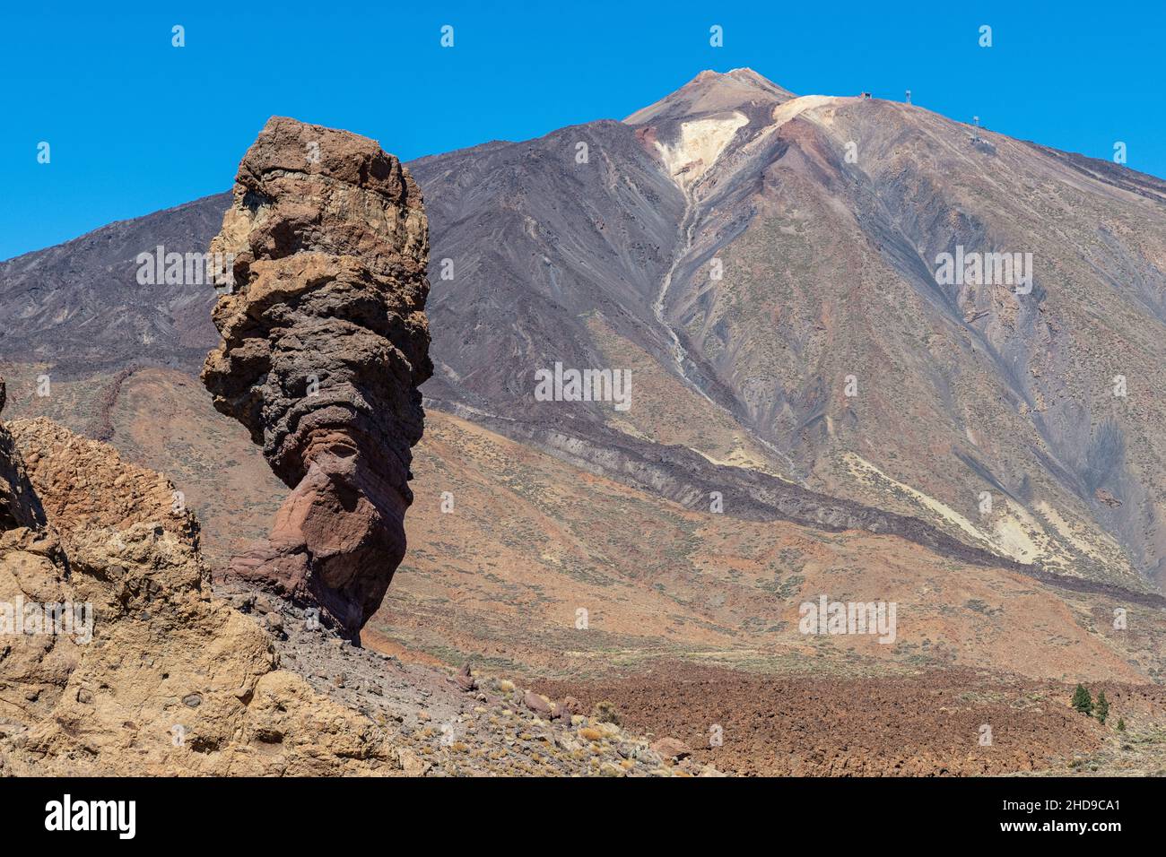 Der Roque Cinchado und im Hintergrund der Pico Del Teide auf Teneras Stockfoto
