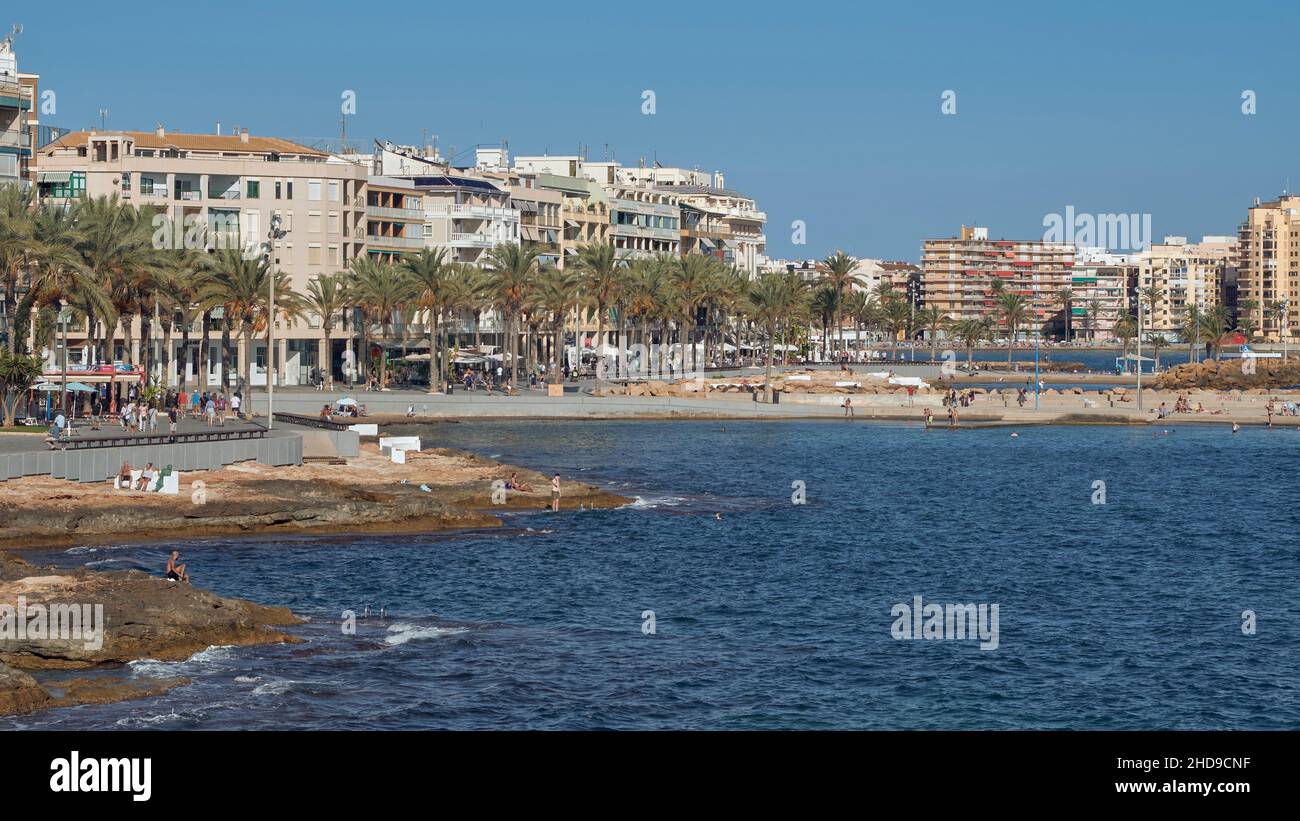 Natürliche Pools in Playa del Cura mit der Skulptur der schönen Lola (La Bella Lola) Stadt Torrevieja, Provinz Alicante, Spanien, Europa Stockfoto