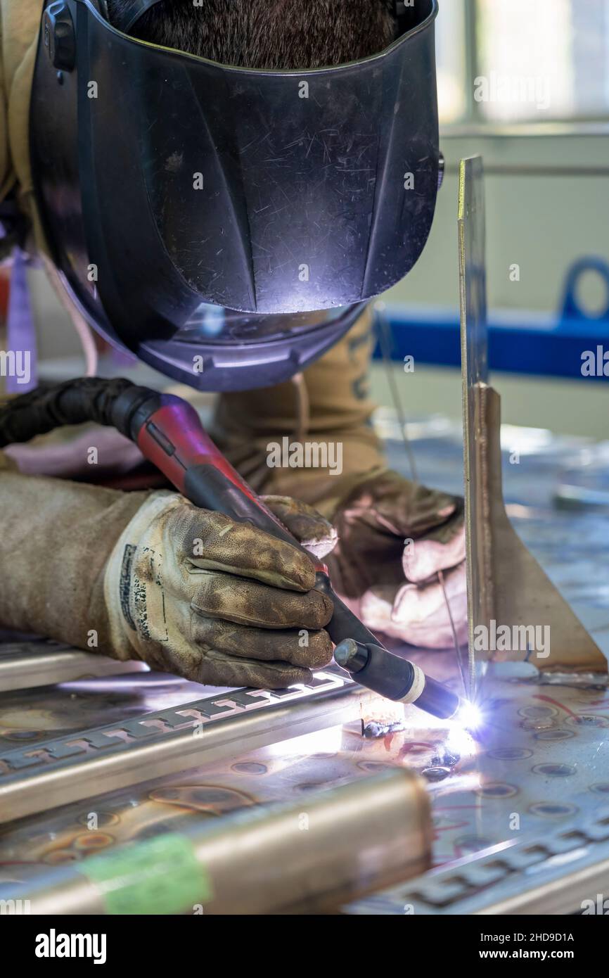 Porträt Des Schweißers Mit Fackel In Der Eisenbahnfabrik. Stockfoto