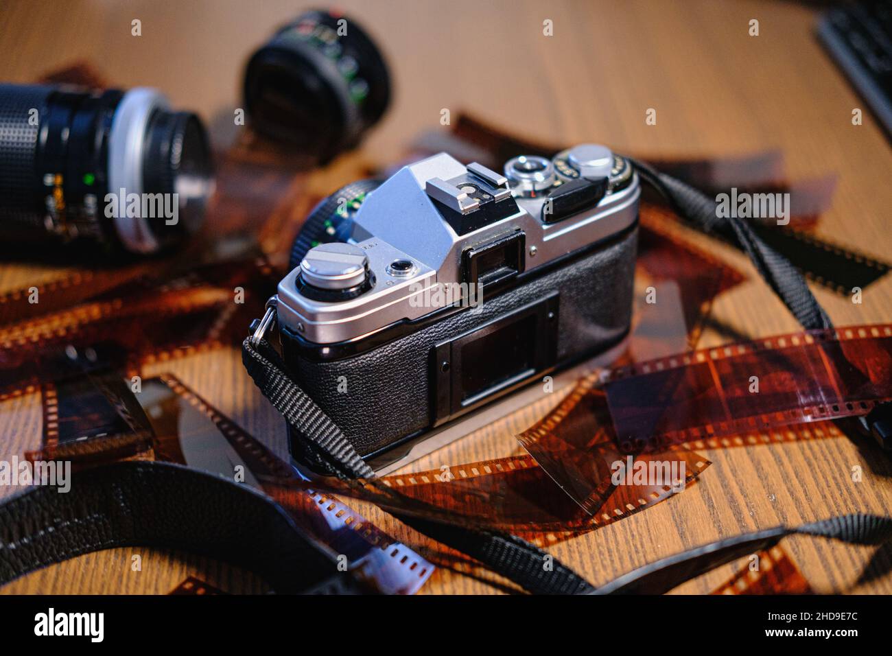 35mm Filmkamera mit Objektiven und Filmnegativen Stockfoto
