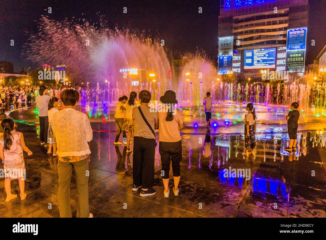 ZHANGYE, CHINA - 22. AUGUST 2018: Abendansicht eines Brunnens in Zhangye, Provinz Gansu, China Stockfoto