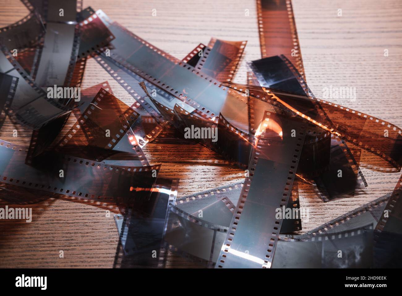 35mm Filmnegative auf Holzoberfläche Stockfoto
