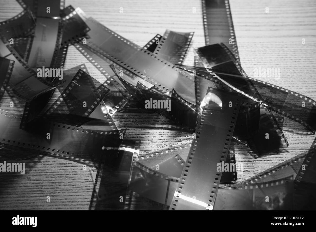 35mm Filmnegative auf Holzoberfläche Stockfoto 35mm Filmnegative auf Holzoberfläche Stockfoto