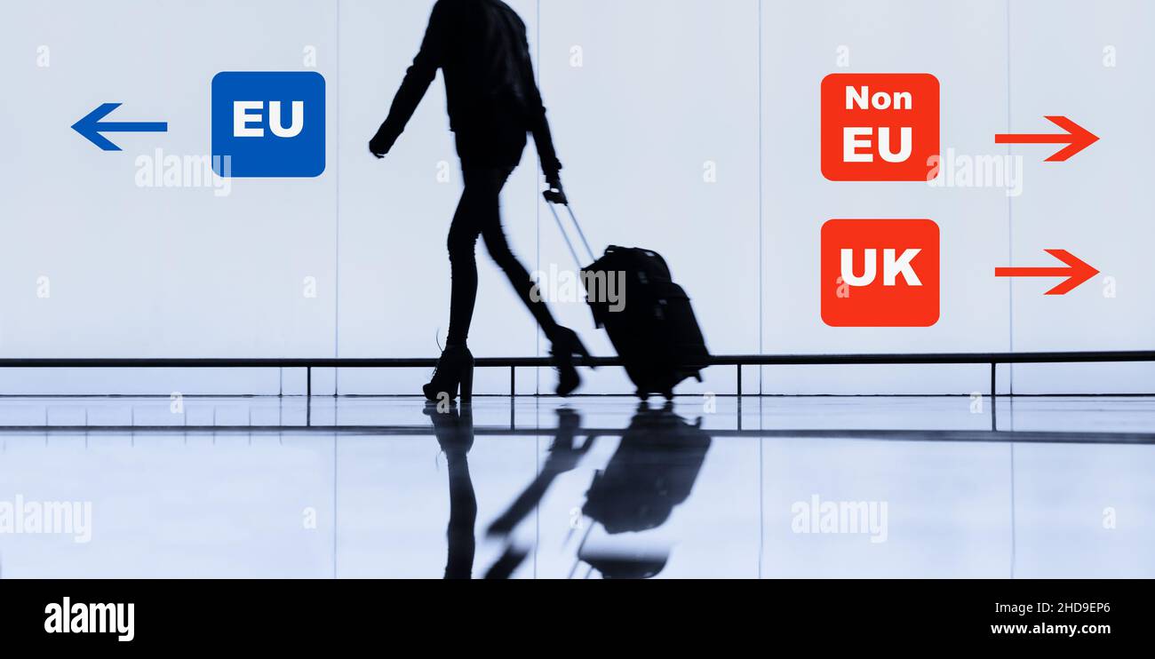 Frau mit Handgepäck auf Rädern bei Ankunft am Flughafen. EU, nicht-EU, UK Zeichen. Brexit, Grenzkontrolle... Konzept Stockfoto