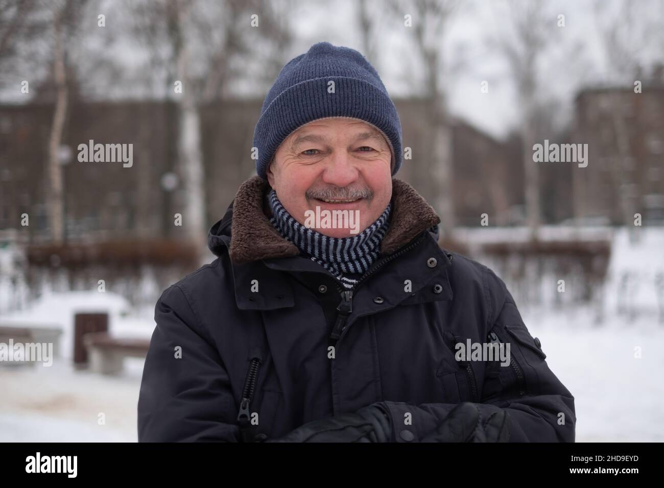 Nahaufnahme des lächelnden älteren Mannes. Stockfoto