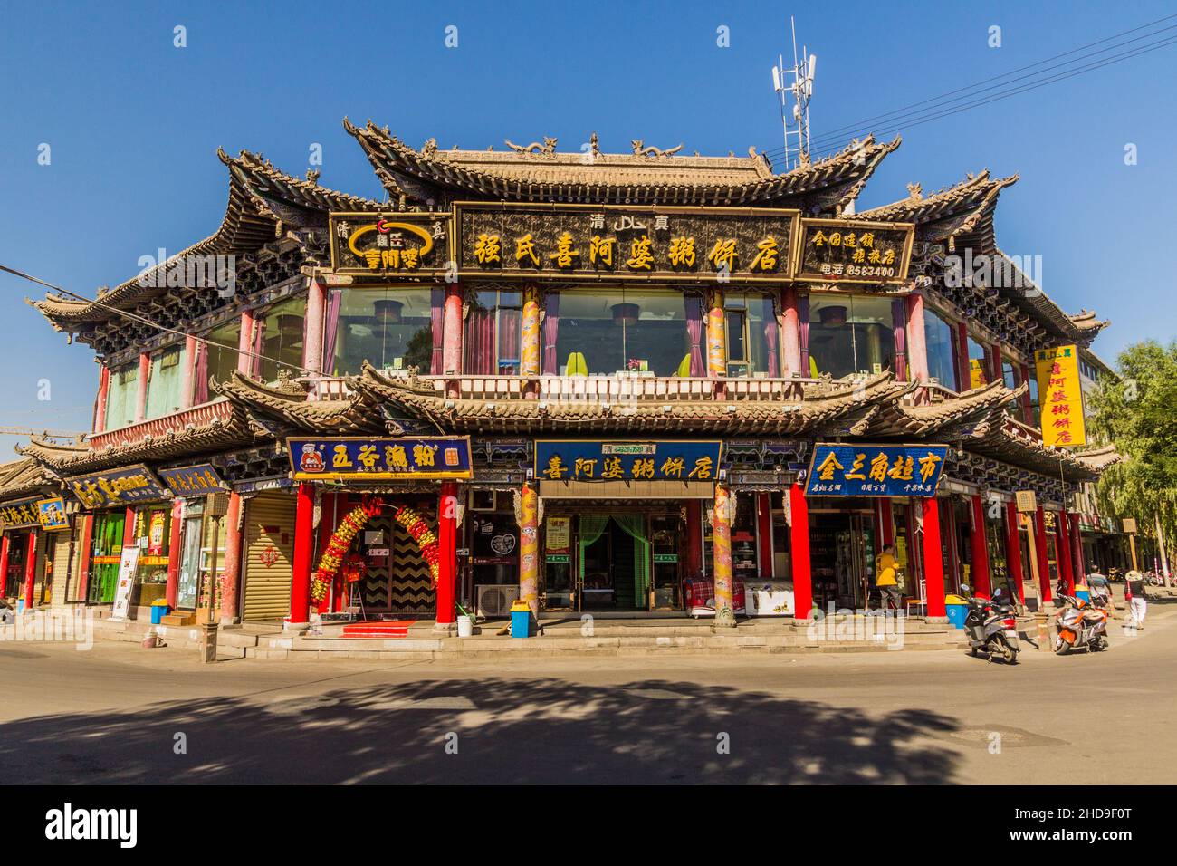 ZHANGYE, CHINA - 23. AUGUST 2018: Gebäude im Zentrum von Zhangye, Provinz Gansu, China Stockfoto