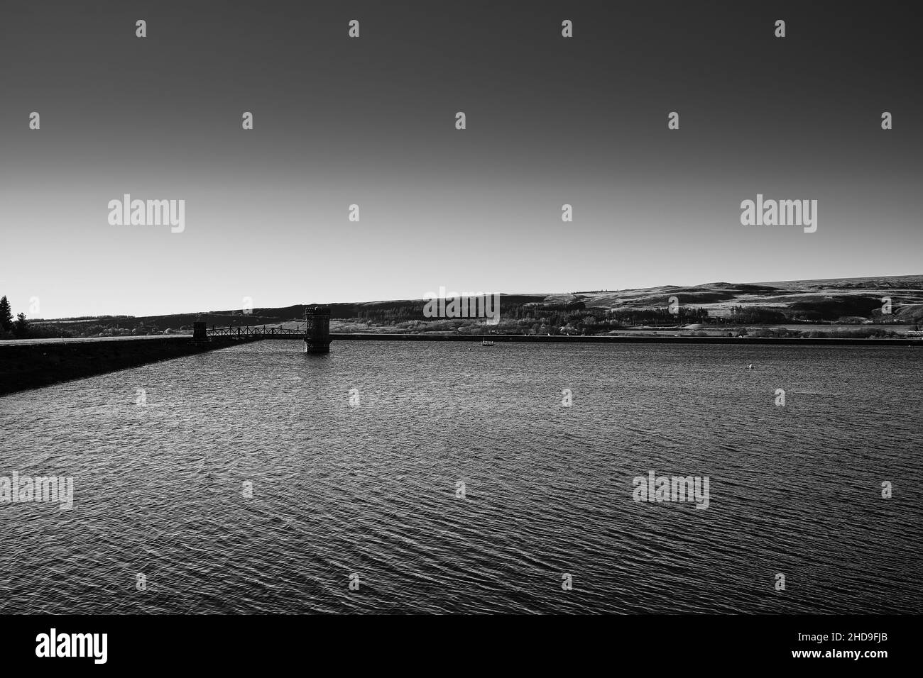 Graustufen eines Delph Reservoirs mit Blick auf den TV-Sender Winter Hill in Lancashire Stockfoto