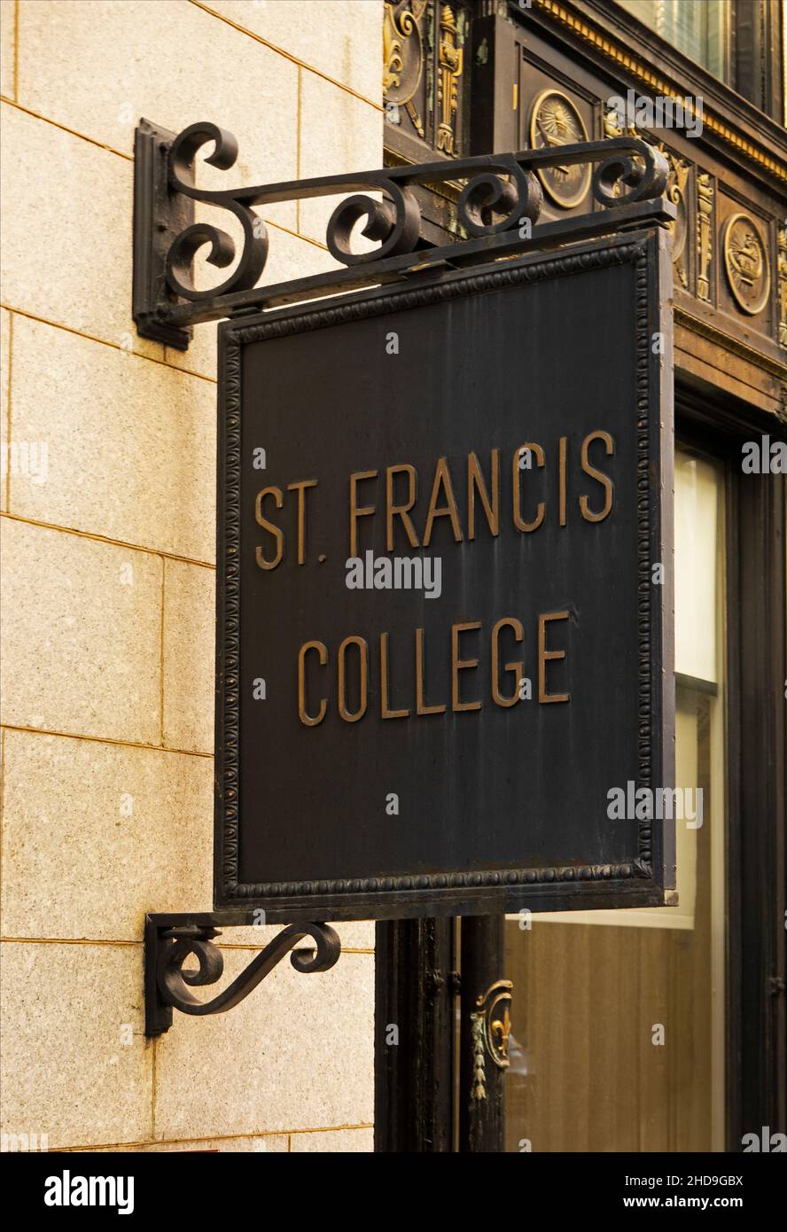 Schild des St. Francis College in der Remsen Street, Brooklyn NYC Stockfoto