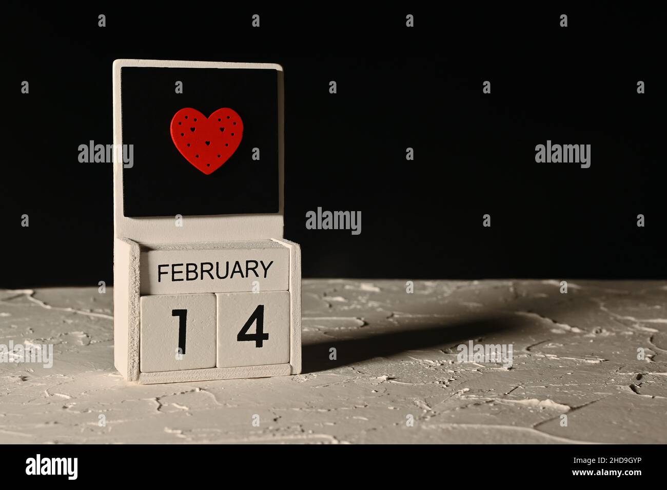 Valentinstag mit einem Holzblockkalender. Nachbau Stockfoto