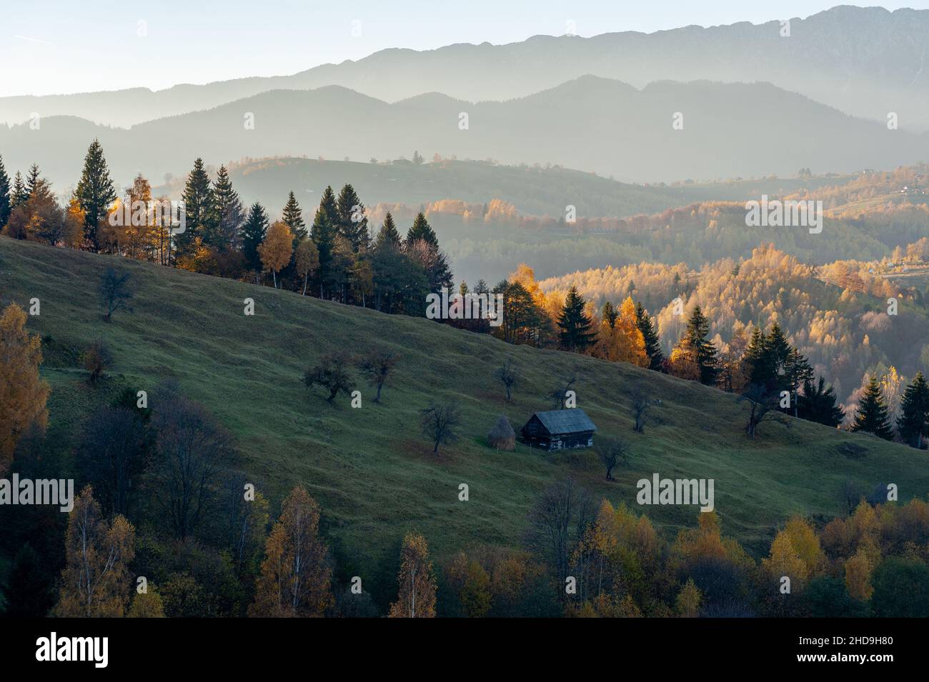 Ländliche Hütte am Hang des Berges in Rumänien Stockfoto